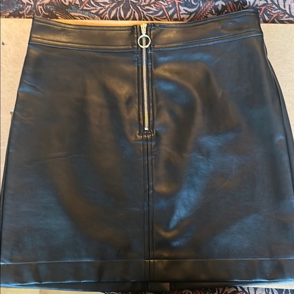 Wilfred Aritzia Roxanne Vegan Faux Leather Mini Skirt Black Zip Size 4 - Picture 2 of 6
